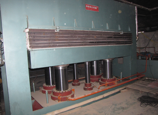 熱(rè)壓機(jī)--3.3米長(cháng)800噸熱(rè)壓機(jī).jpg