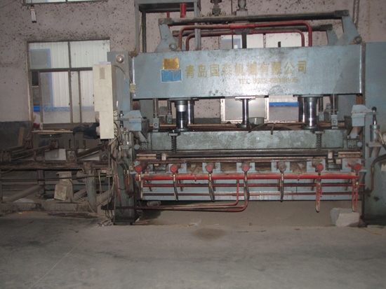 青島國(guó)森(sēn)有(yǒu)限公司--單闆壓機(jī).jpg